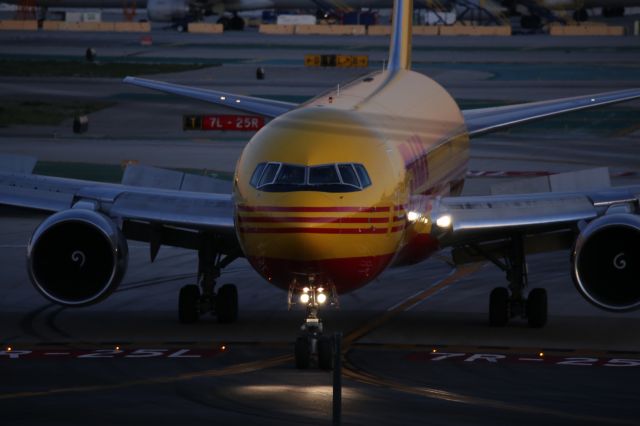 BOEING 767-300 (N284DH)