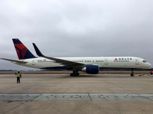 Boeing 757-200 (N552NW) - Just after pushback.