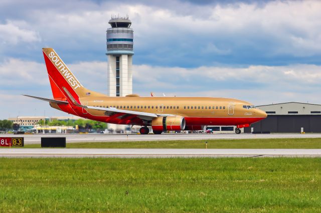 Boeing 737-700 (N714CB)