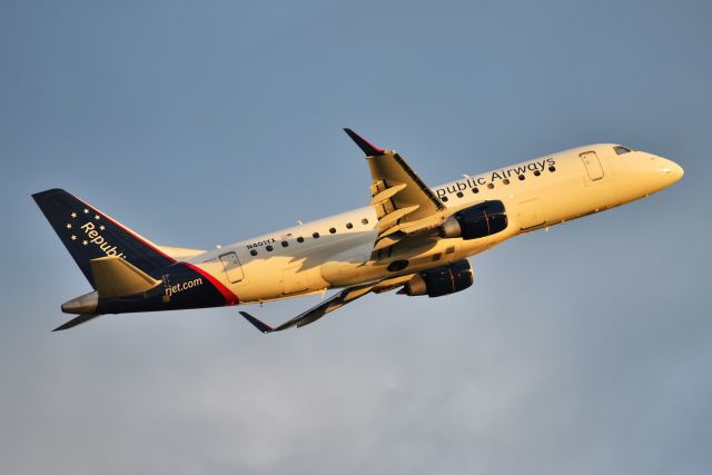 Embraer 175 (N401YX)