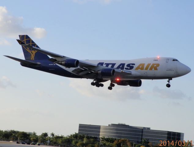 Boeing 747-400 (N492MC)