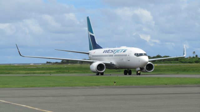 Boeing 737-700 (C-FWSI)