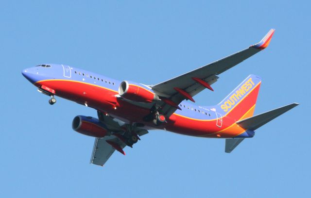 Boeing 737-700 (N7735A) - At Coyote Point on approach to KSFO.