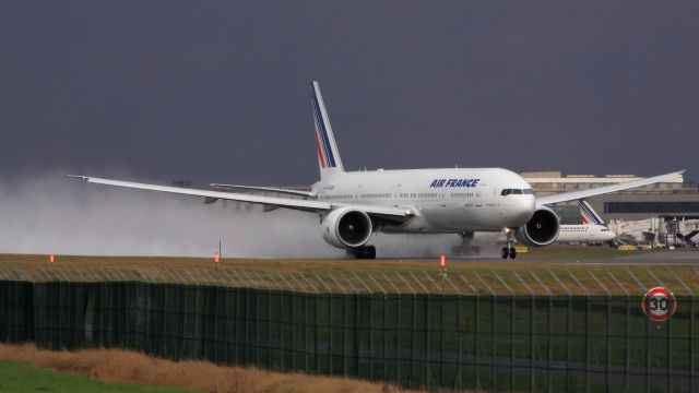 F-GSQN — - B77W. Wissous. Bord de piste 24/06