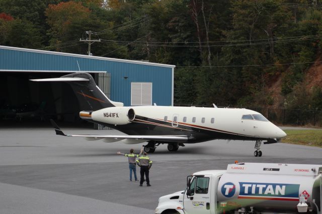 Bombardier Challenger 300 (N541FX)