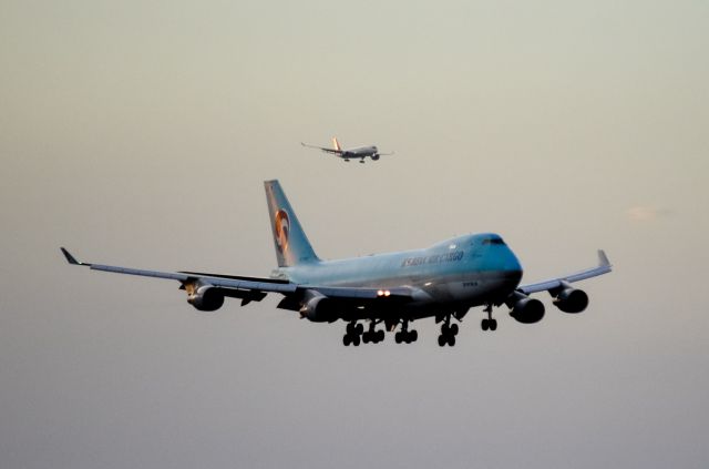 Boeing 747-400 (HL7603) - Korean and Delta heavies on final approach. 