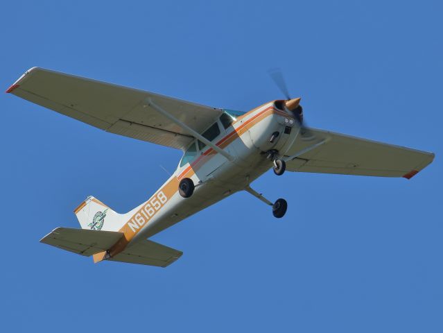 Cessna Skyhawk (N61658) - September 30, 2018, Lebanon, TN -- This Cessna 172 is climbing off of runway 01.