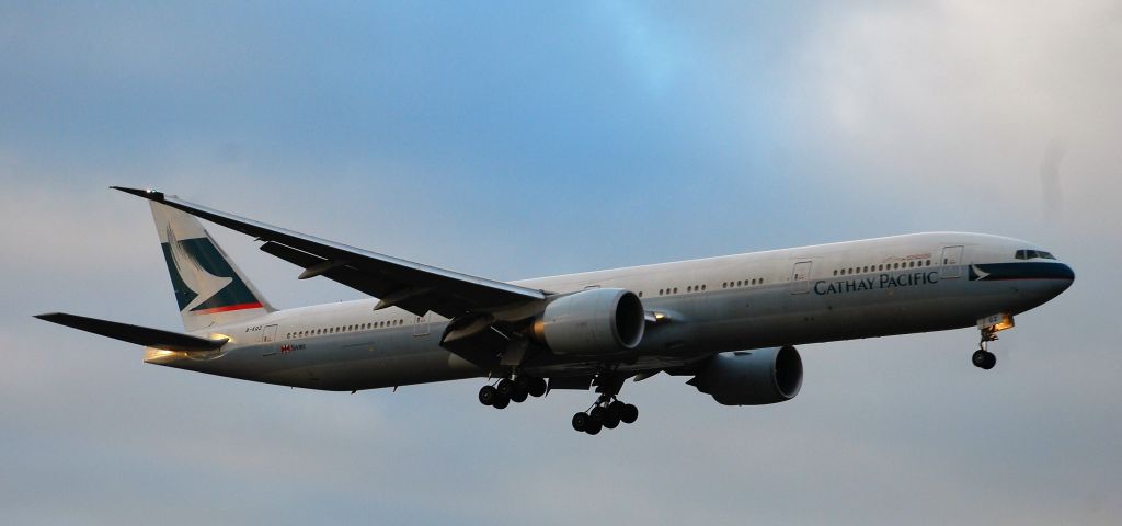 Boeing 777-200 (B-KQZ) - Taken from T5 landing on 09L