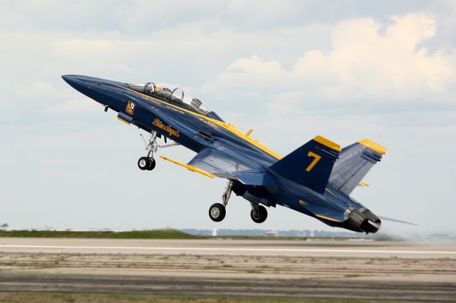 McDonnell Douglas FA-18 Hornet (16-3464) - Blue Angel 7 at the Rhode Island National Guard Air Show