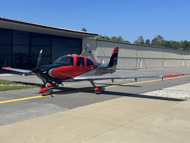 Cirrus SR-22 (N821BD)