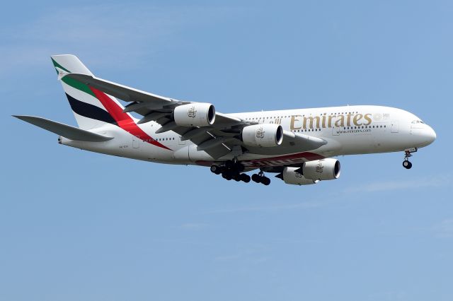 Airbus A380-800 (A6-EUU) - 'Emiirayes 237 Super' from Dubai landing on 22L