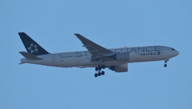 Boeing 777-200 (N218UA) - A 5-Star Alliance from United approaching the runway, Feb. 2018.