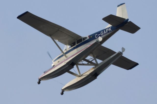 Cessna Skywagon (C-GAPK) - C-GAPK Cessna Skywagon 185F Survolant le fleuve St-Laurent QC. à Lavaltrie. Le 17-11-2024 à 13:08.