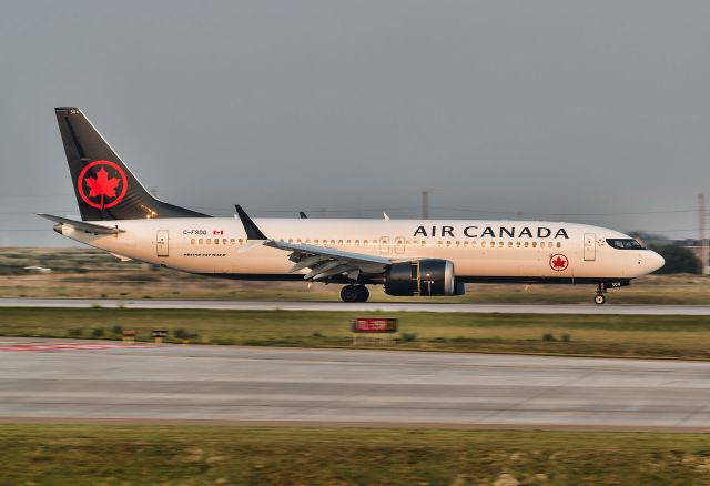 Boeing 737 MAX 8 (C-FSDQ)