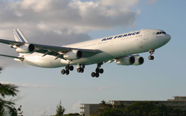 Airbus A340-300 (F-GLZM)