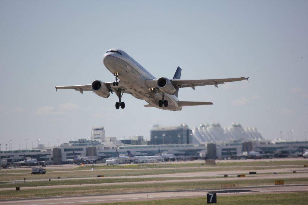 Airbus A320 (N428UA)