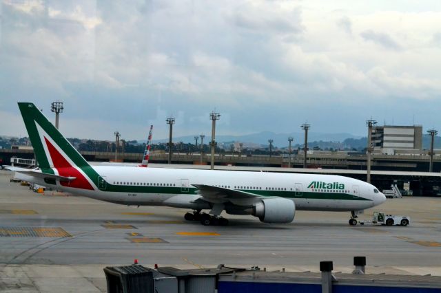 Boeing 777-200 (EI-ISO)