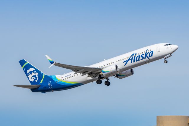 Boeing 737-900 (N467AS) - An Alaska Airlines 737-900 taking off from PHX on 2/3/23. Taken with a Canon R7 and Tamron 70-200 G2 lens.