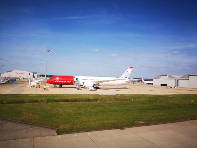 Boeing 787-8 (G-CKOG) - Taken from my seat onboard a Boeing 747. This plane in the picture is a "dreamliner".