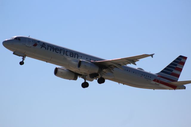 Airbus A321 (N583UW) - Plane Type: 2014 Airbus A321-231br /Route: CLT-LAXbr /Airline: American Airlines br /Livery: br /Registration: N583UWbr /Owned By: American Airlines INCbr /Runway: 36C