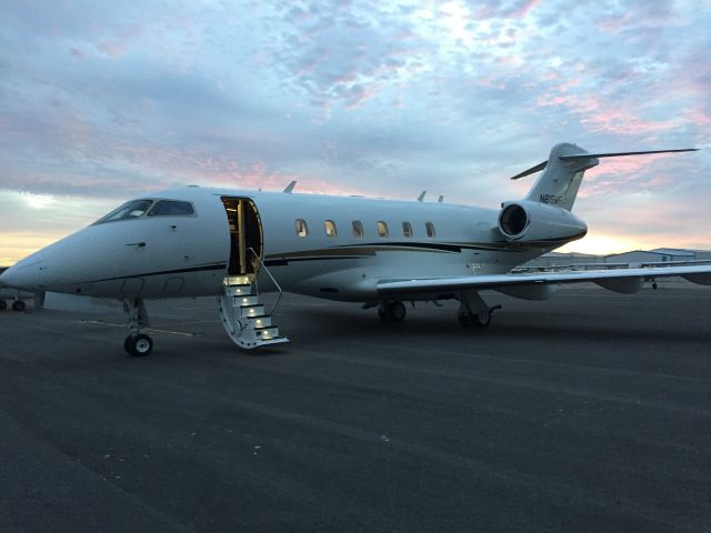 Bombardier Challenger 300 (N818WF) - N818WF