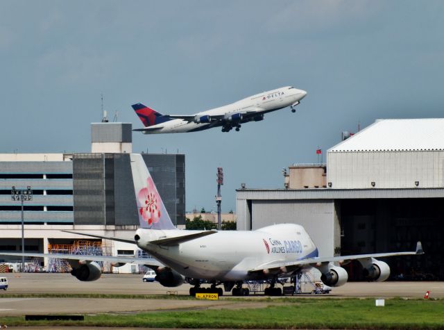 Boeing 747-400 (B-18711)