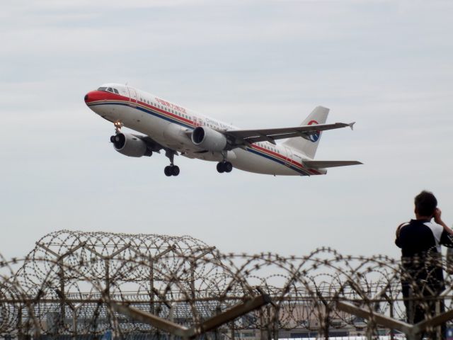 Airbus A320 (B-6928)