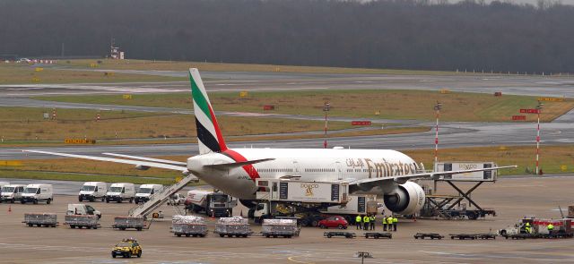 Boeing 777-200 (A6-EPN) - lot of groundhandling equipment on the apron for Emirates 777