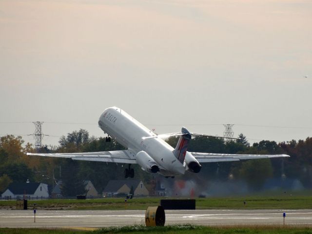 McDonnell Douglas MD-88 (N985DL)