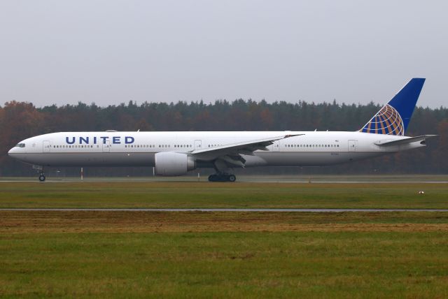 BOEING 777-300ER (N2341U)