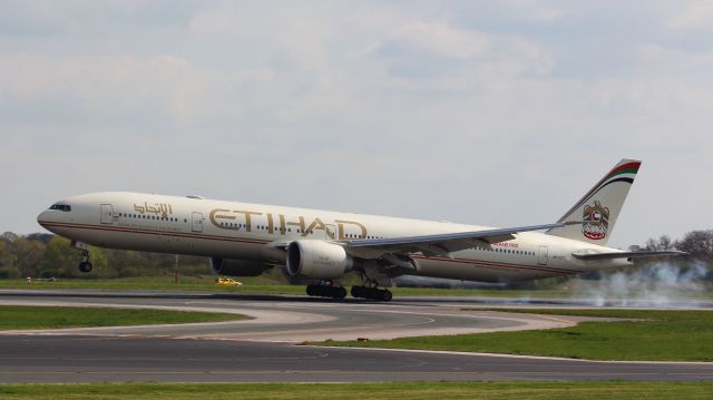 BOEING 777-300 (A6-ETI)