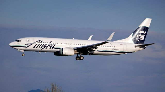 Boeing 737-800 (N546AS) - ASA52 from ANC on final to SEA Rwy 34L on 3.28.19. (B737-890(WL) / ln 1640 / cn 30022).