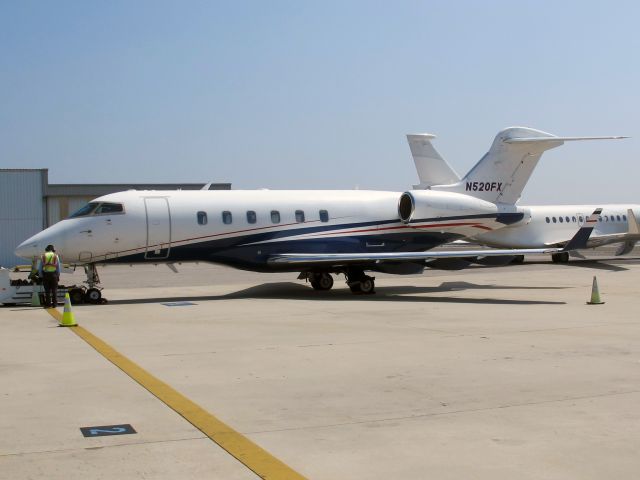 Bombardier Challenger 300 (N520FX)