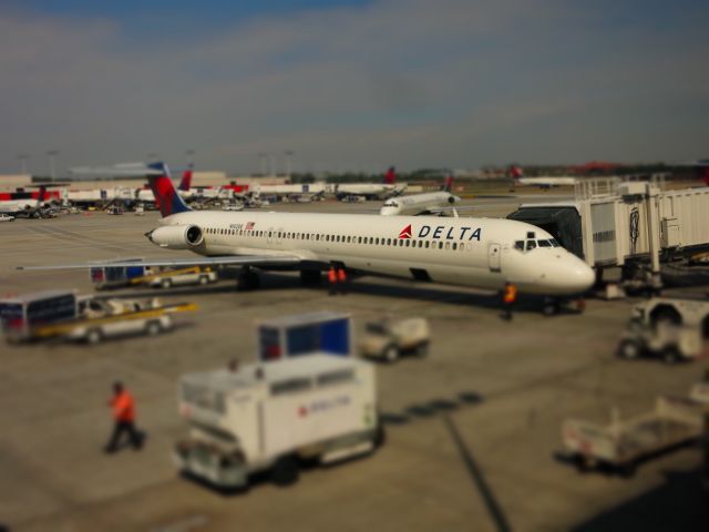 McDonnell Douglas MD-88 (N902DE) - At the gate getting ready for a flight to KIND on 3/18/15.