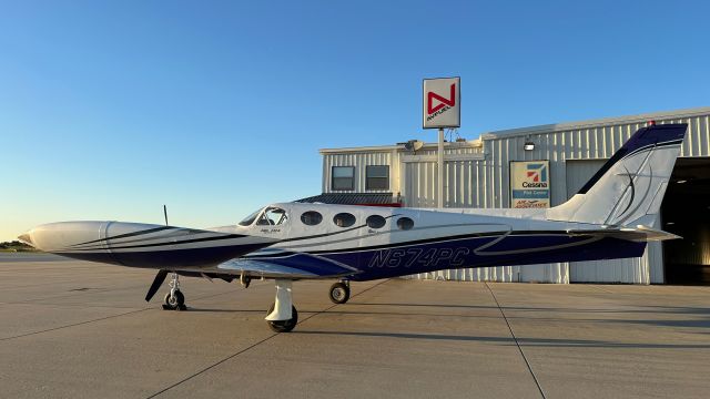 Cessna 340 (N674PC) - 1978 CESSNA 340A looking spiffy on the tarmac. K-State Purple Livery.