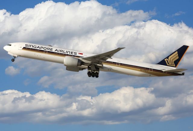 Boeing 777-200 (9V-SWT) - SINGAPORE AIRLINES - BOEING 777-312ER - REG 9V-SWT (CN 42238) - KINGSFORD SMITH INTERNATIONAL AIRPORT SYDNEY NSW. AUSTRALIA - YSSY 23/9/2017