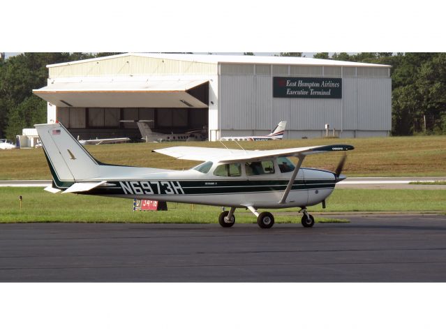 Cessna Skyhawk (N6973H) - At the Hamptons.