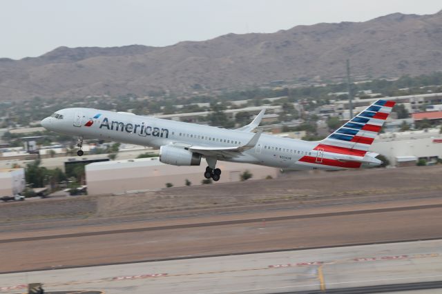 Boeing 757-200 (N204UW)