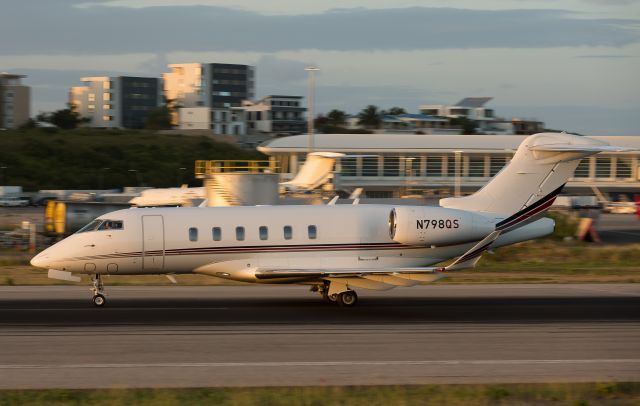 Bombardier Challenger 300 (N798QS)