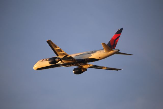 Boeing 757-200 (N654DL)