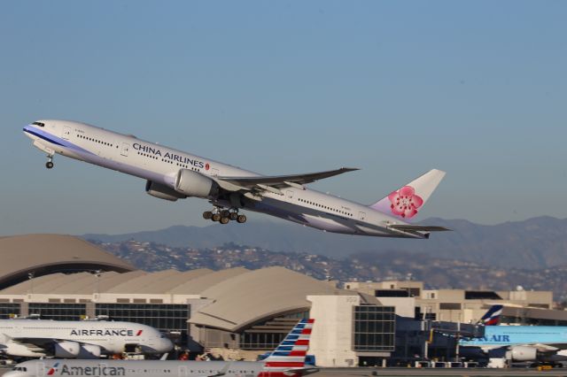 BOEING 777-300ER (B-18053)