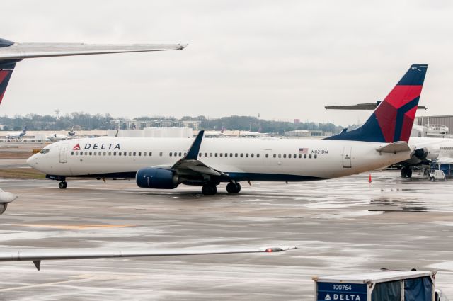 Boeing 737-900 (N821DN) - Concourse A Gate 31