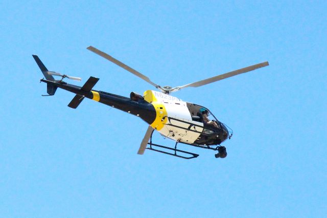 Cessna Skyhawk (N623PD) - Hovering over Lake St. in Lake Elsinore on 7/22/19, between Mountain and Nichols.