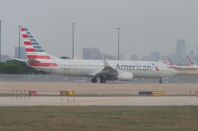 Boeing 737-700 (N890NN)