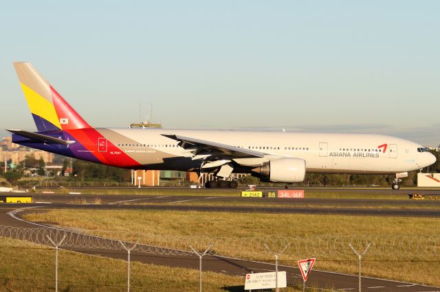 Boeing 777-200 (HL7597)