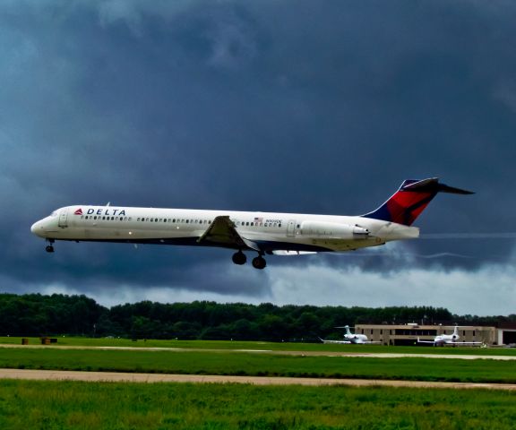 McDonnell Douglas MD-88 (N909DE)