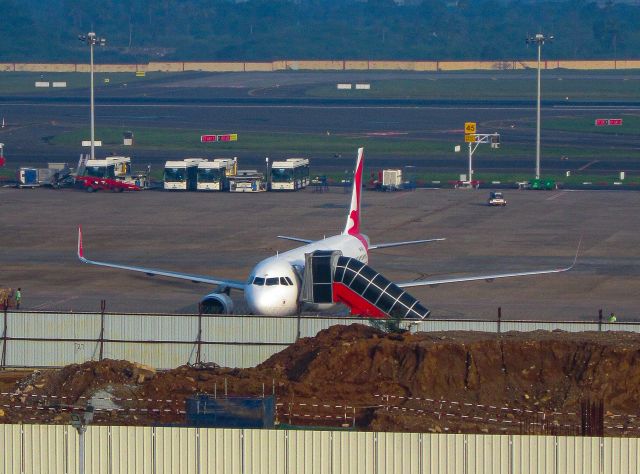 Airbus A320 (A6-AUK)