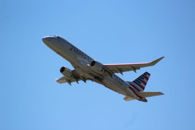 Embraer 175 (N204NN) - Plane Type: 2015 Embraer S A ERJ-170-200LRbr /Route: CLT-TYSbr /Airline: American Airlines br /Livery: br /Registration: N204NNbr /Owned By: American Airlines INCbr /Runway: 36C