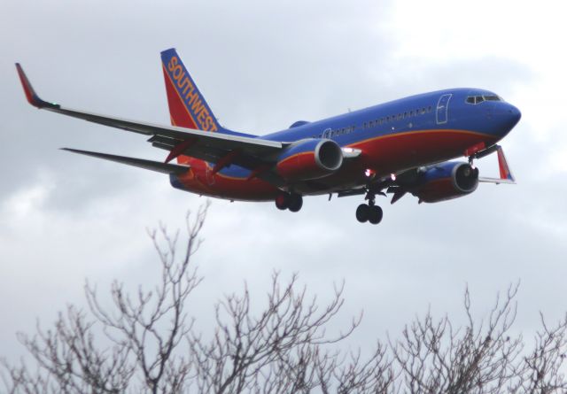 Boeing 737-700 (N286WN) - On Final for 12R, about 300 outside airport perimeter fence.  01-18-2016