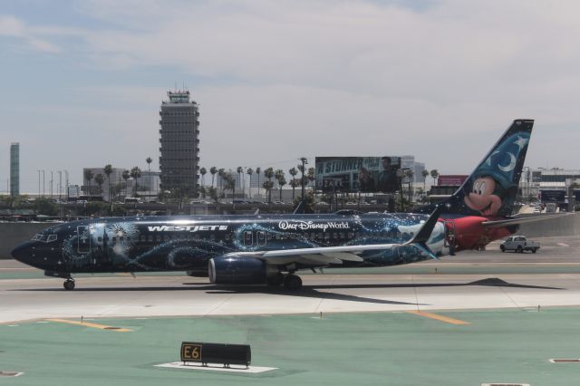 Boeing 737-800 (C-GWSZ) - Disney World - Micky Mouse cs